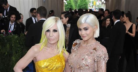 kylie jenner e donatella versace met video
